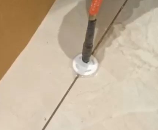 福建瓷砖空鼓维修公司专业解答瓷砖在铺贴过程中，如果没有涂抹均匀到位的粘结材料（如水泥砂浆或瓷砖胶），可能会导致以下问题