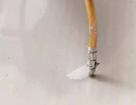 福建瓷砖空鼓维修公司专业解答在瓷砖铺贴过程中，如果使用的砂料过粗（如全部使用了粗砂），可能会导致以下问题