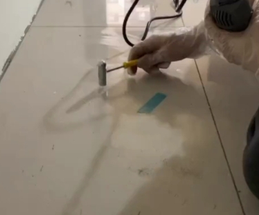 福建瓷砖开裂维修公司专业分享瓷砖在铺贴前如果没有沥干水分，将会导致以下问题