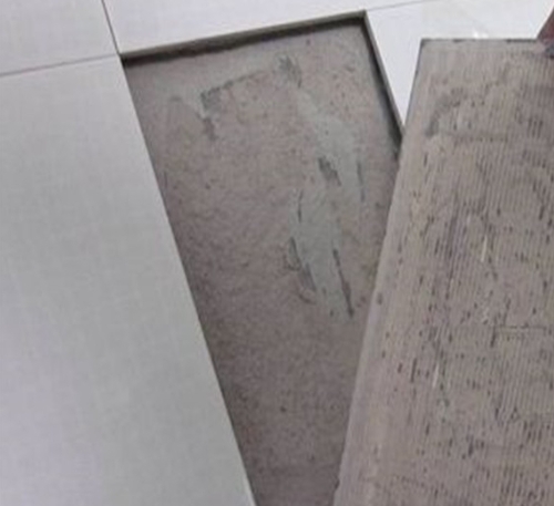 福建瓷砖空鼓维修公司分享瓷砖铺贴时如果打浆（即涂抹在瓷砖背面和基层上的砂浆或瓷砖胶）过少，会带来以下问题