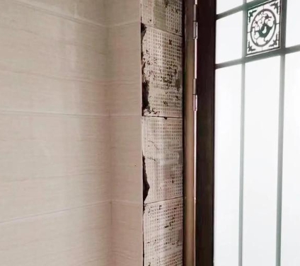 福建瓷砖空鼓免砸砖维修公司分享吸水砖泡水时间不够或过长都会对瓷砖铺贴效果产生影响